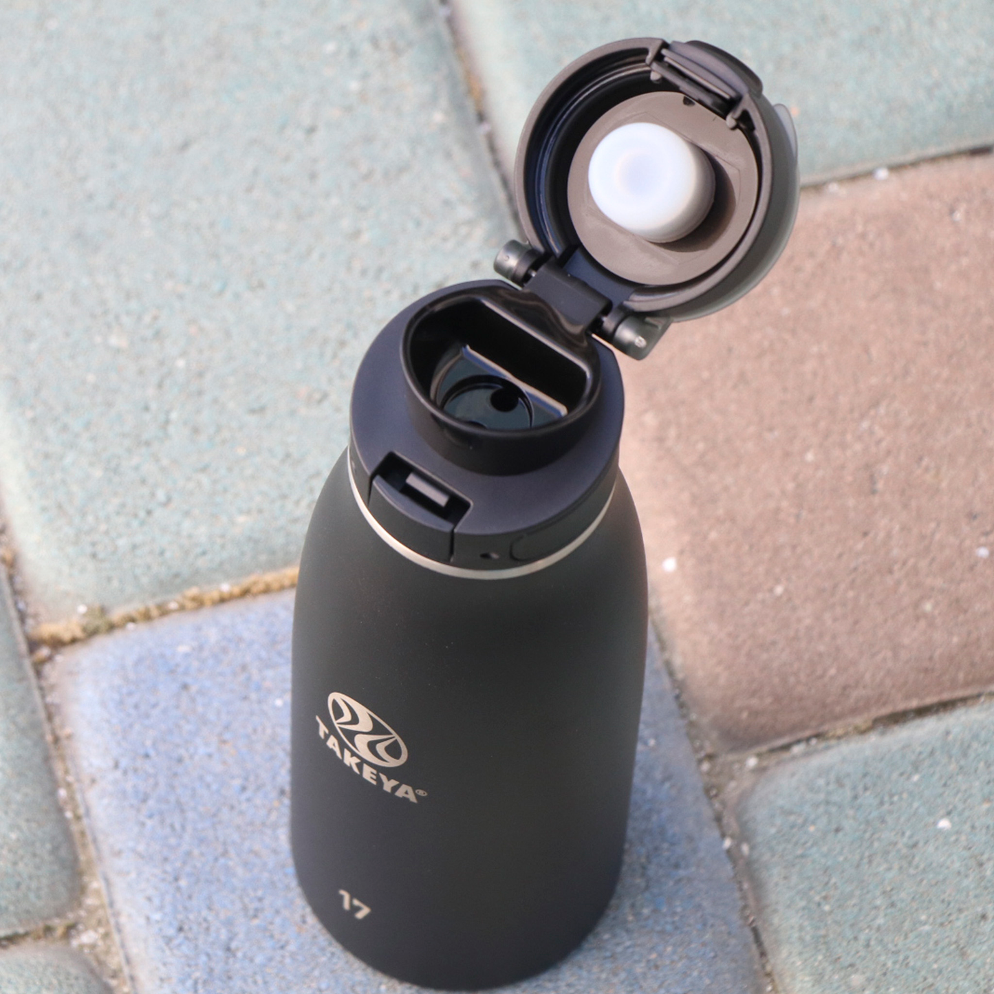 traveler-fliplocktm-lid-n1 96076-R-TravelerLid-Lifestyle-Onyx.png